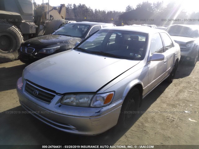 JT2BG28KX10547079 - 2001 TOYOTA CAMRY LE/XLE 银色 照片 2