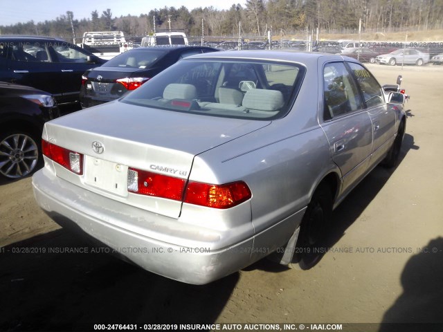 JT2BG28KX10547079 - 2001 TOYOTA CAMRY LE/XLE 银色 照片 4