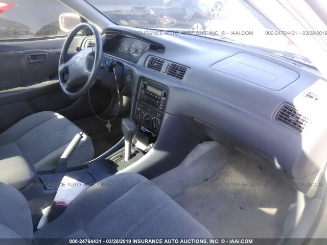 JT2BG28KX10547079 - 2001 TOYOTA CAMRY LE/XLE 银色 照片 5