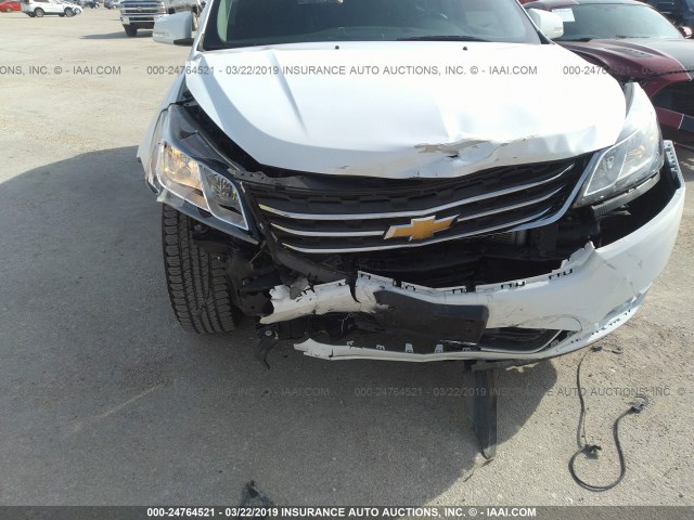 1GNKRHKD1HJ273863 - 2017 CHEVROLET TRAVERSE LT WHITE photo 6