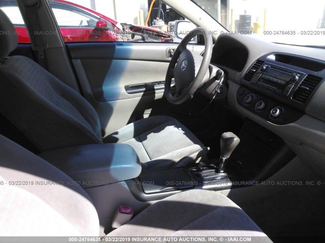 4T1BE32K65U589271 - 2005 TOYOTA CAMRY LE/XLE/SE WHITE photo 5