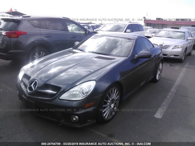 WDBWK5EA3AF230437 - 2010 MERCEDES-BENZ SLK 300 GRAY photo 2