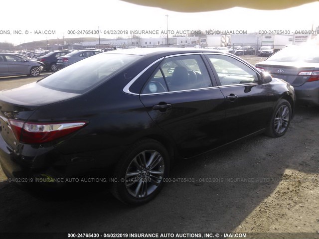 4T1BF1FK3HU440705 - 2017 TOYOTA CAMRY LE/XLE/SE/XSE 黑色 照片 4