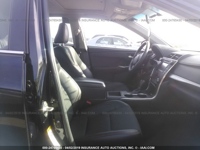 4T1BF1FK3HU440705 - 2017 TOYOTA CAMRY LE/XLE/SE/XSE 黑色 照片 5