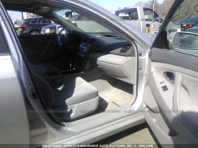 4T4BE46K08R035914 - 2008 TOYOTA CAMRY CE/LE/XLE/SE SILVER photo 5