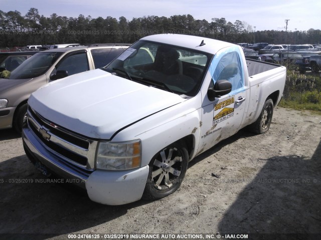 1GCEC14X38Z224493 - 2008 CHEVROLET SILVERADO C1500 WHITE photo 2