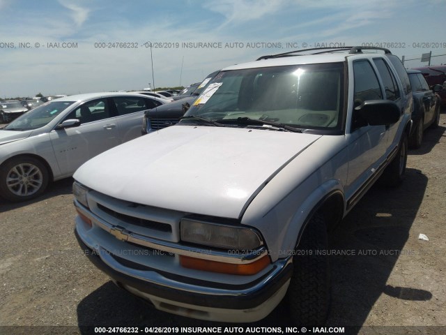 1GNCS13W612186735 - 2001 CHEVROLET BLAZER WHITE photo 2