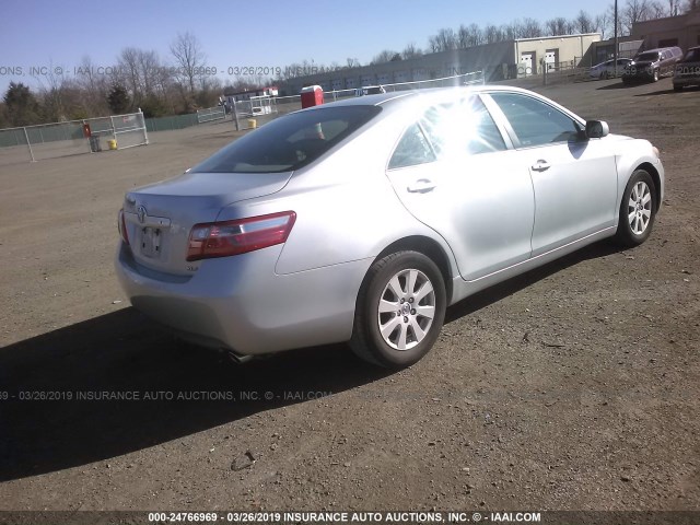 4T1BK46K27U012328 - 2007 TOYOTA CAMRY NEW GENERAT LE/XLE/SE SILVER photo 4
