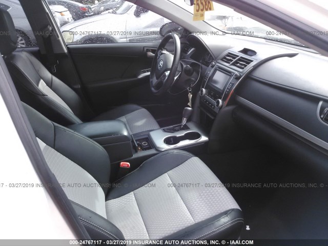 4T1BF1FK5EU830703 - 2014 TOYOTA CAMRY L/SE/LE/XLE 白色 照片 5