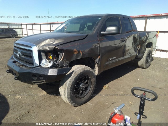 5TFUM5F14AX002183 - 2010 TOYOTA TUNDRA DOUBLE CAB SR5 GRAY photo 2