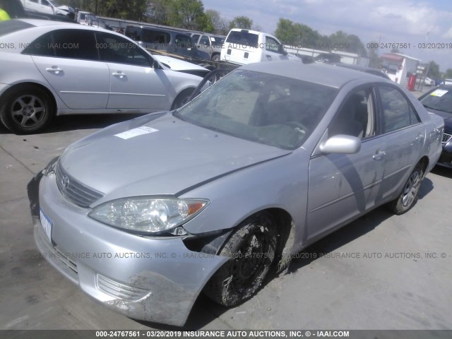 4T1BE32KX5U579889 - 2005 TOYOTA CAMRY LE/XLE/SE SILVER photo 2