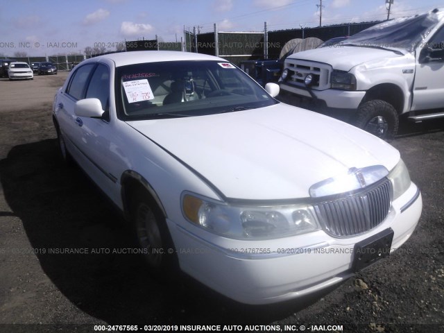 1LNHM81W92Y606163 - 2002 LINCOLN TOWN CAR EXECUTIVE WHITE photo 1