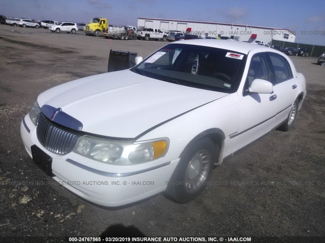 1LNHM81W92Y606163 - 2002 LINCOLN TOWN CAR EXECUTIVE WHITE photo 2