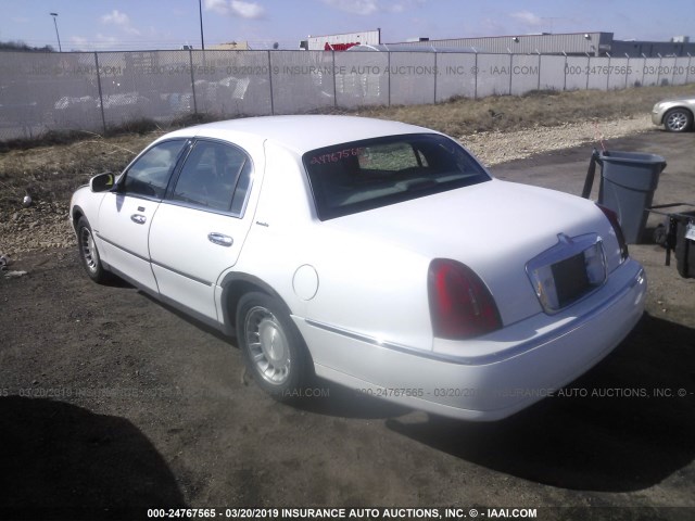 1LNHM81W92Y606163 - 2002 LINCOLN TOWN CAR EXECUTIVE WHITE photo 3