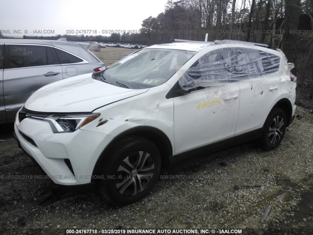 JTMBFREV7HJ122604 - 2017 TOYOTA RAV4 LE WHITE photo 2