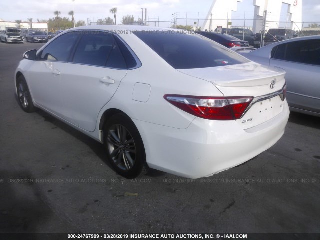 4T1BF1FK4GU188834 - 2016 TOYOTA CAMRY LE/XLE/SE/XSE WHITE photo 3