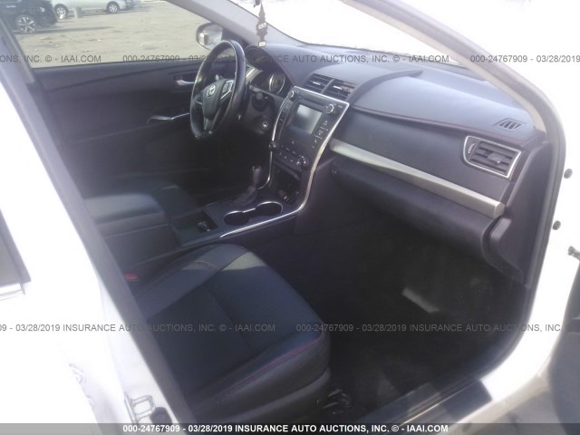4T1BF1FK4GU188834 - 2016 TOYOTA CAMRY LE/XLE/SE/XSE WHITE photo 5