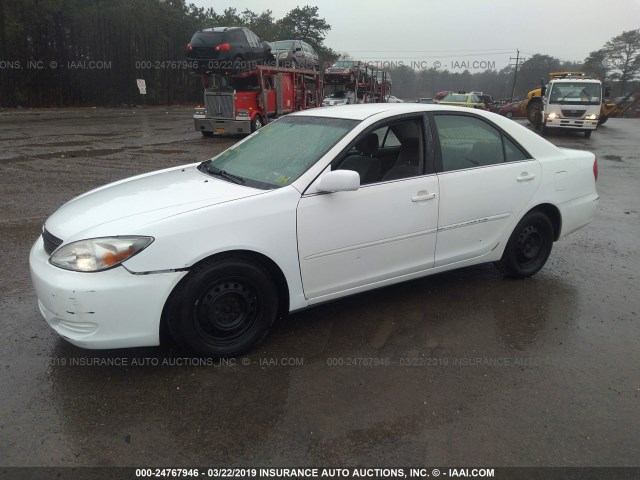 4T1BE32K72U009957 - 2002 TOYOTA CAMRY LE/XLE/SE WHITE photo 2