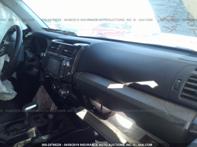 JTEBU5JR5H5445741 - 2017 TOYOTA 4RUNNER SR5 PREM/LTDL/TRAIL/TRD SILVER photo 5