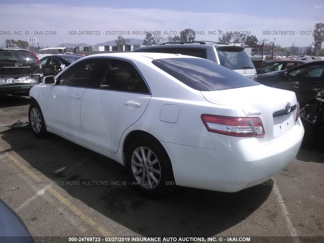 4T4BF3EK2BR125856 - 2011 TOYOTA CAMRY SE/LE/XLE WHITE photo 3