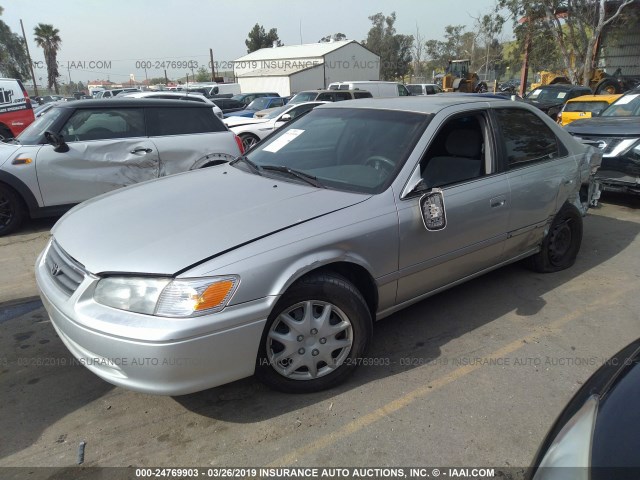 JT2BG22K5Y0418654 - 2000 TOYOTA CAMRY CE/LE/XLE SILVER photo 2