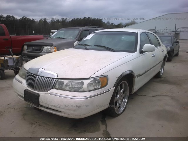 1LNFM81W8WY632766 - 1998 LINCOLN TOWN CAR EXECUTIVE WHITE photo 2