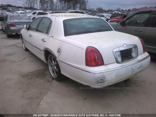 1LNFM81W8WY632766 - 1998 LINCOLN TOWN CAR EXECUTIVE WHITE photo 3