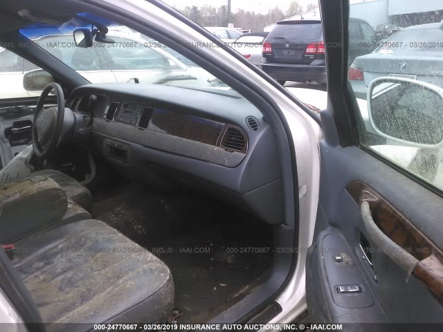 1LNFM81W8WY632766 - 1998 LINCOLN TOWN CAR EXECUTIVE WHITE photo 5