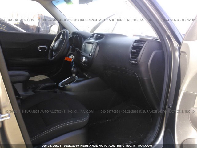 KNDJN2A25K7671059 - 2019 KIA SOUL GRAY photo 5