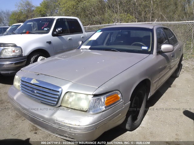 2FAFP73W4WX121564 - 1998 FORD CROWN VICTORIA  TAN photo 2