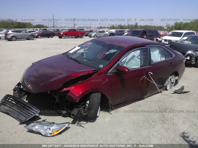 4T1BF1FK1HU629868 - 2017 TOYOTA CAMRY LE/XLE/SE/XSE RED photo 2