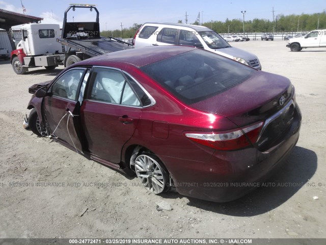 4T1BF1FK1HU629868 - 2017 TOYOTA CAMRY LE/XLE/SE/XSE RED photo 3