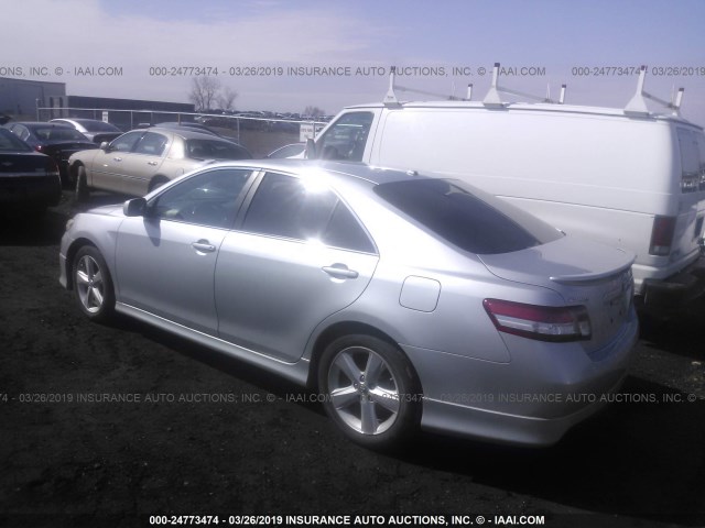 4T1BF3EK1AU113402 - 2010 TOYOTA CAMRY SE/LE/XLE SILVER photo 3