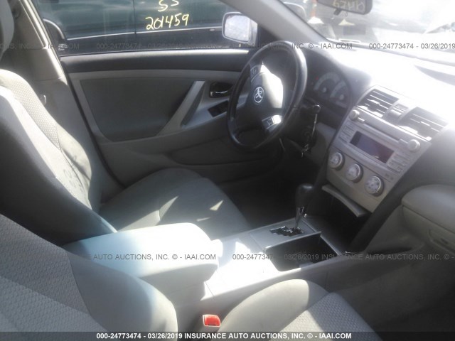 4T1BF3EK1AU113402 - 2010 TOYOTA CAMRY SE/LE/XLE SILVER photo 5