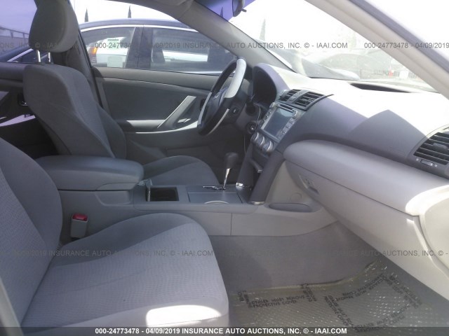 4T4BF3EK3BR183667 - 2011 TOYOTA CAMRY SE/LE/XLE Weiß Foto 5