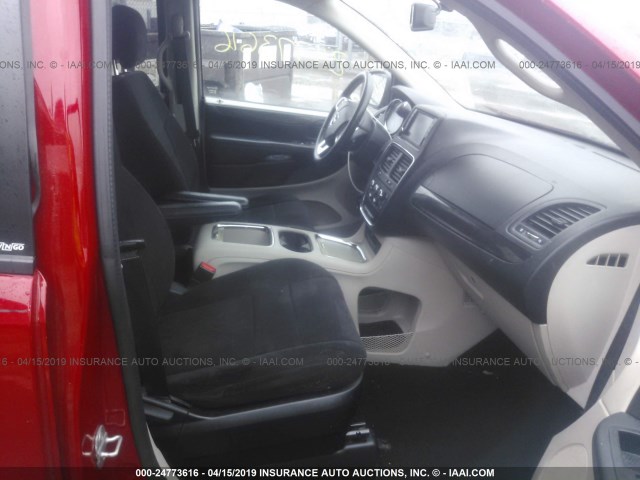 2C4RDGCG8DR733311 - 2013 DODGE GRAND CARAVAN SXT RED photo 5