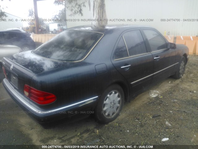 WDBJF65F6WA619044 - 1998 MERCEDES-BENZ E 320 BLUE photo 4