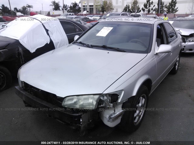 JT2BG22K9Y0448224 - 2000 TOYOTA CAMRY CE/LE/XLE SILVER photo 2