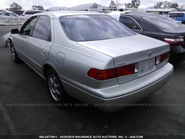 JT2BG22K9Y0448224 - 2000 TOYOTA CAMRY CE/LE/XLE SILVER photo 3