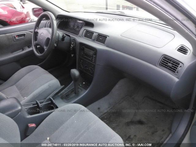 JT2BG22K9Y0448224 - 2000 TOYOTA CAMRY CE/LE/XLE SILVER photo 5