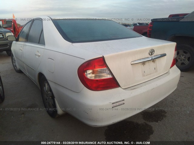 4T1BF32K62U020722 - 2002 TOYOTA CAMRY LE/XLE/SE WHITE photo 3