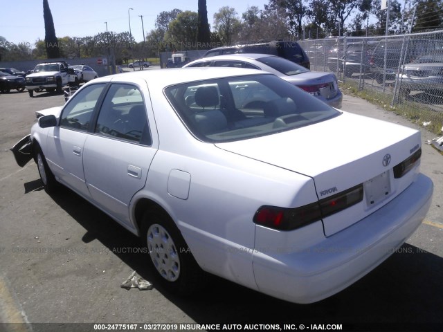 JT2BG22K1W0117652 - 1998 TOYOTA CAMRY CE/LE/XLE WHITE photo 3