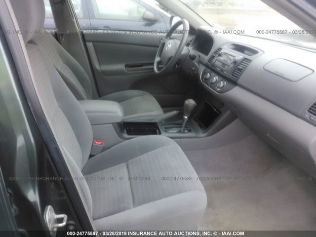 4T1BE32K75U034961 - 2005 TOYOTA CAMRY LE/XLE/SE GREEN photo 5