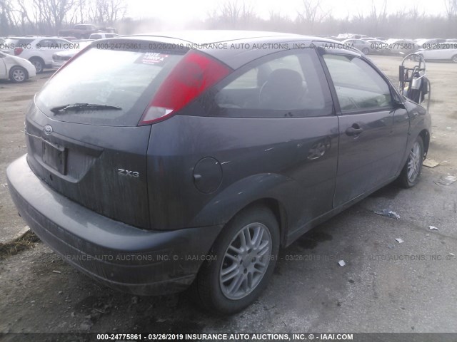 3FAFP31N25R104018 - 2005 FORD FOCUS ZX3 GRAY photo 4