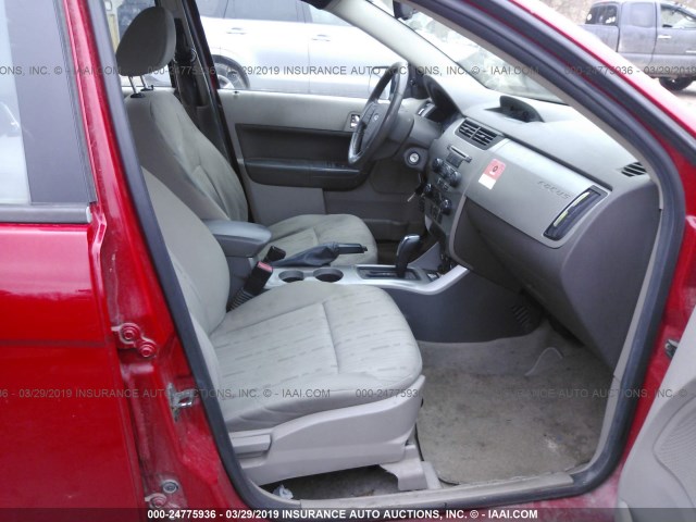 1FAHP35NX8W211337 - 2008 FORD FOCUS SE/SEL/SES RED photo 5