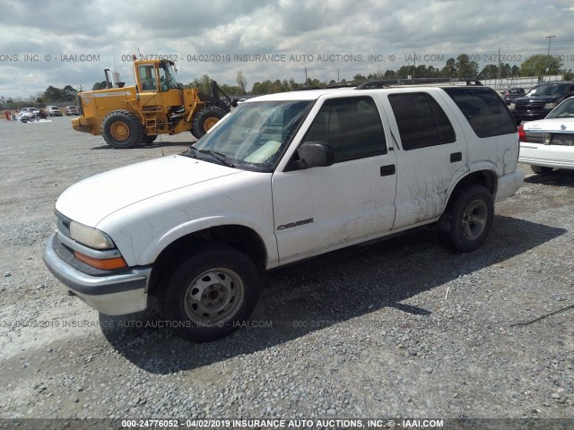 1GNDT13WX1K125518 - 2001 CHEVROLET BLAZER WHITE photo 2