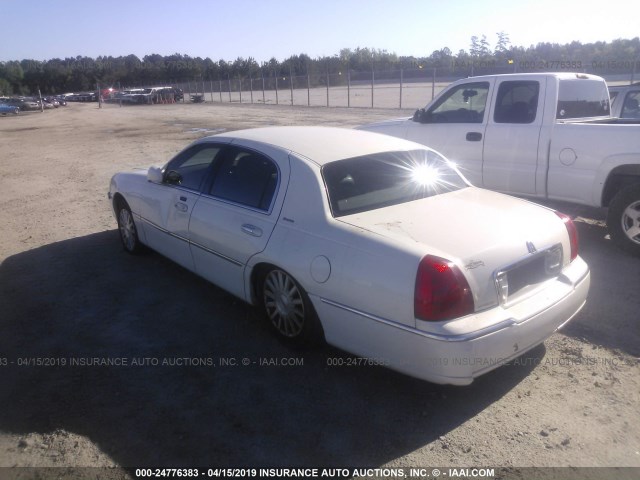 1LNHM81W53Y703605 - 2003 LINCOLN TOWN CAR EXECUTIVE WHITE photo 3