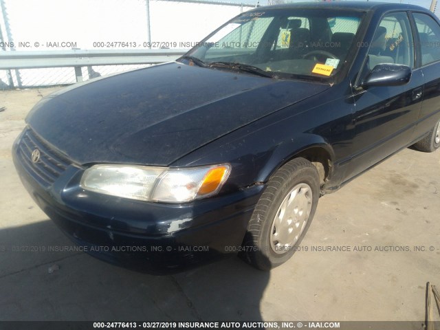 JT2BG22K3W0198282 - 1998 TOYOTA CAMRY CE/LE/XLE BLUE photo 6