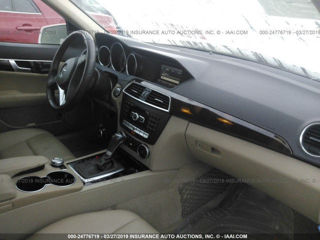 WDDGF4HB1EA958243 - 2014 MERCEDES-BENZ C 250 WHITE photo 5