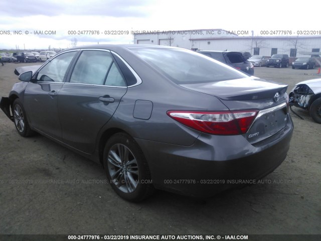 4T1BF1FKXGU248955 - 2016 TOYOTA CAMRY LE/XLE/SE/XSE ნაცრისფერი ფოტო 3